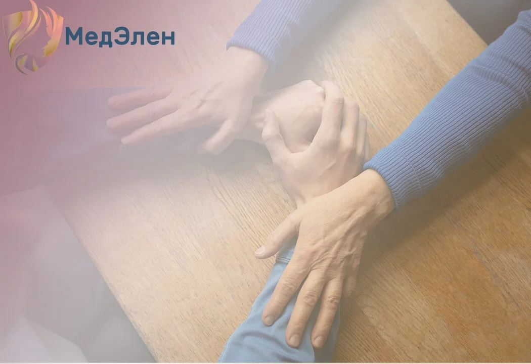 Доктор держит руку пациента